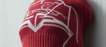 Dettaglio berretto moderno con ritratto stilizzato di Dante